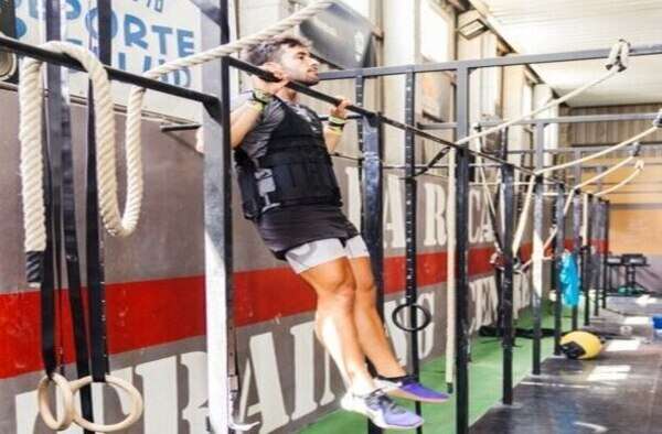 A man doin pull-ups