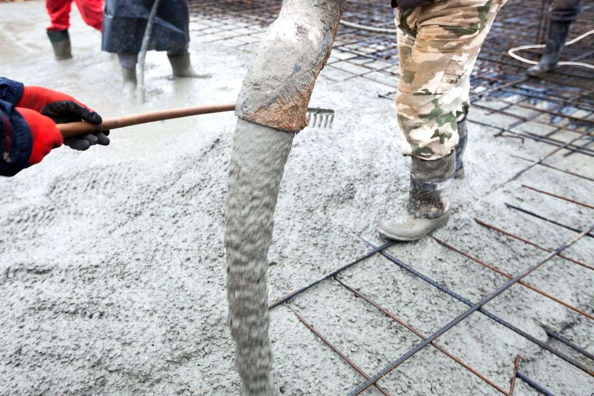 Filling concrete for a metal building slab